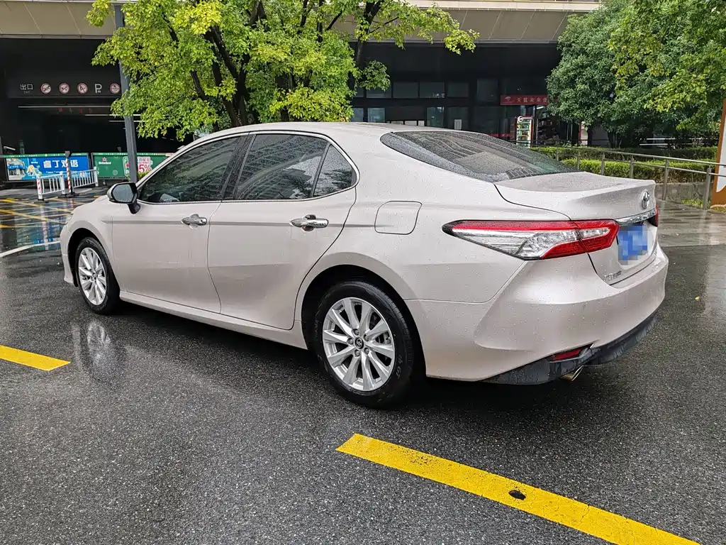 Toyota Camry — миниатюра 5