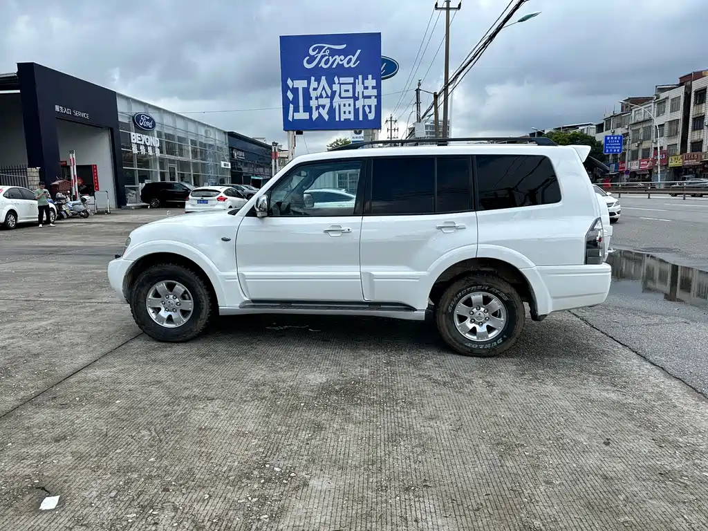 Mitsubishi Pajero — миниатюра 4