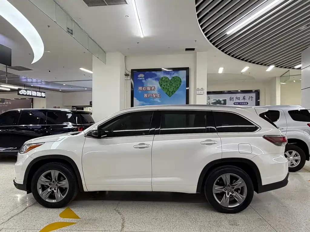 TOYOTA HIGHLANDER