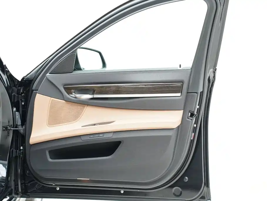 BMW 7 Series — миниатюра 23