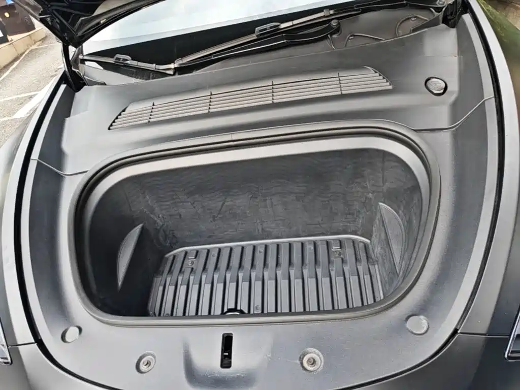 Tesla Model Y — миниатюра 20