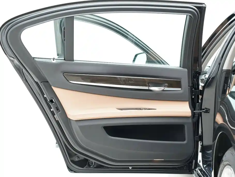 BMW 7 Series — миниатюра 17