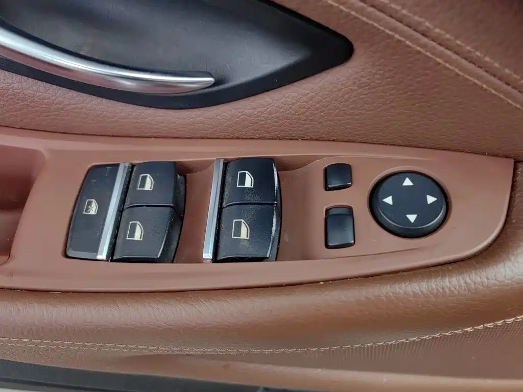 BMW 5 Series — миниатюра 9