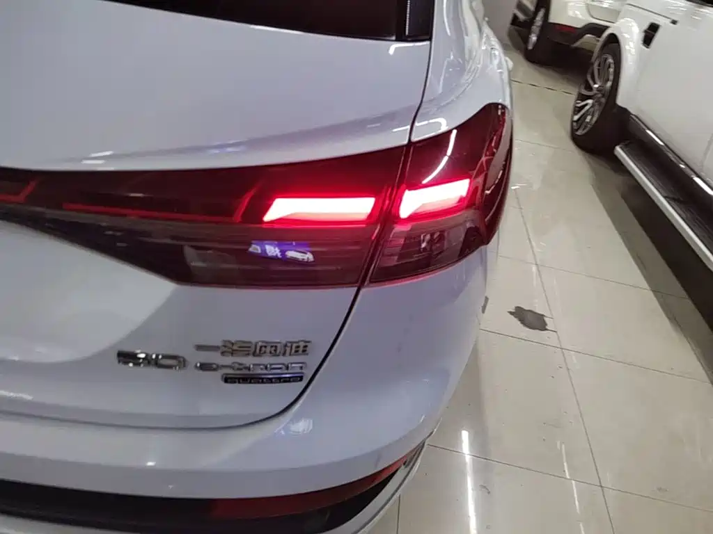 Audi Q4 e-tron — миниатюра 8