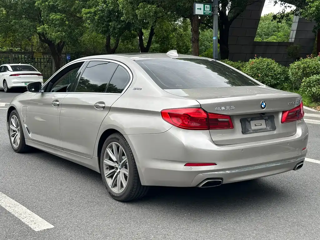 BMW 5 Series New Energy — миниатюра 6