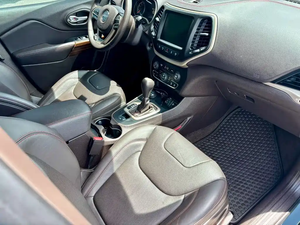 Jeep Cherokee (Import) — миниатюра 7