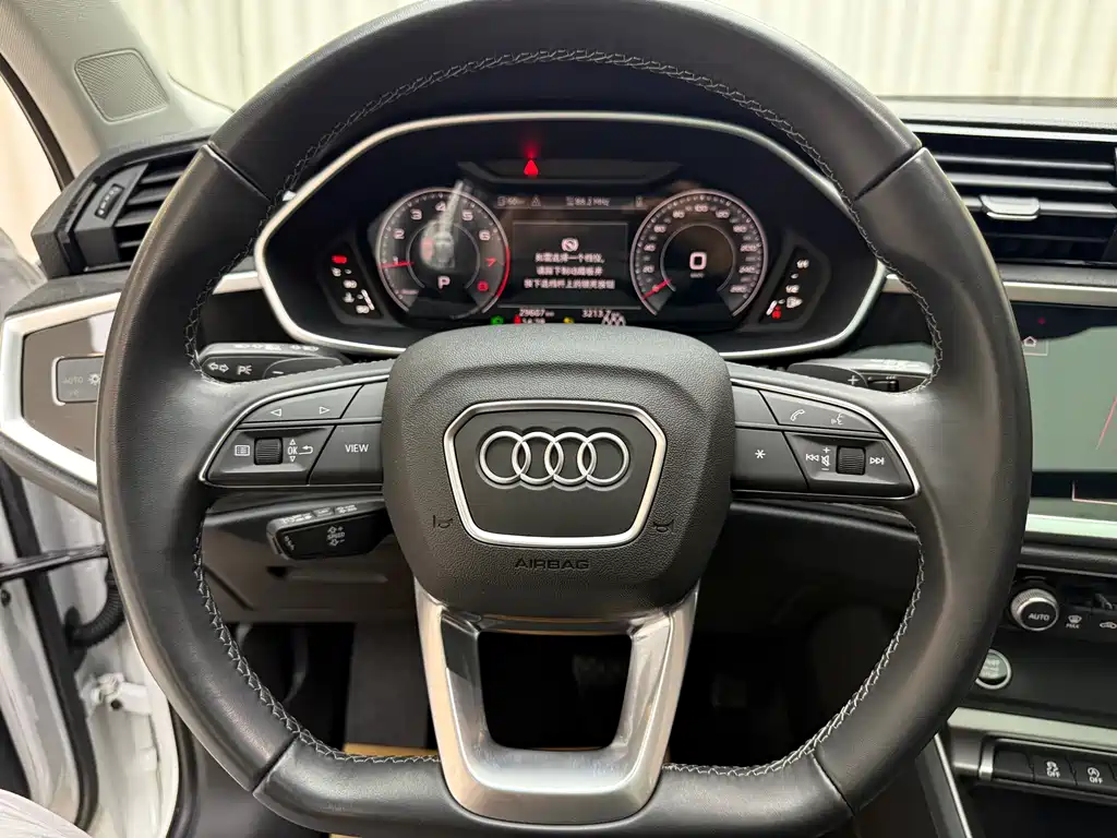 Audi Q3 2023 35 TFSI Fashion (1.4T)