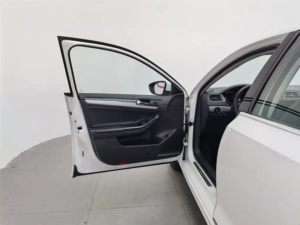 Volkswagen Sagitar 2018 1.6L AT Comfort