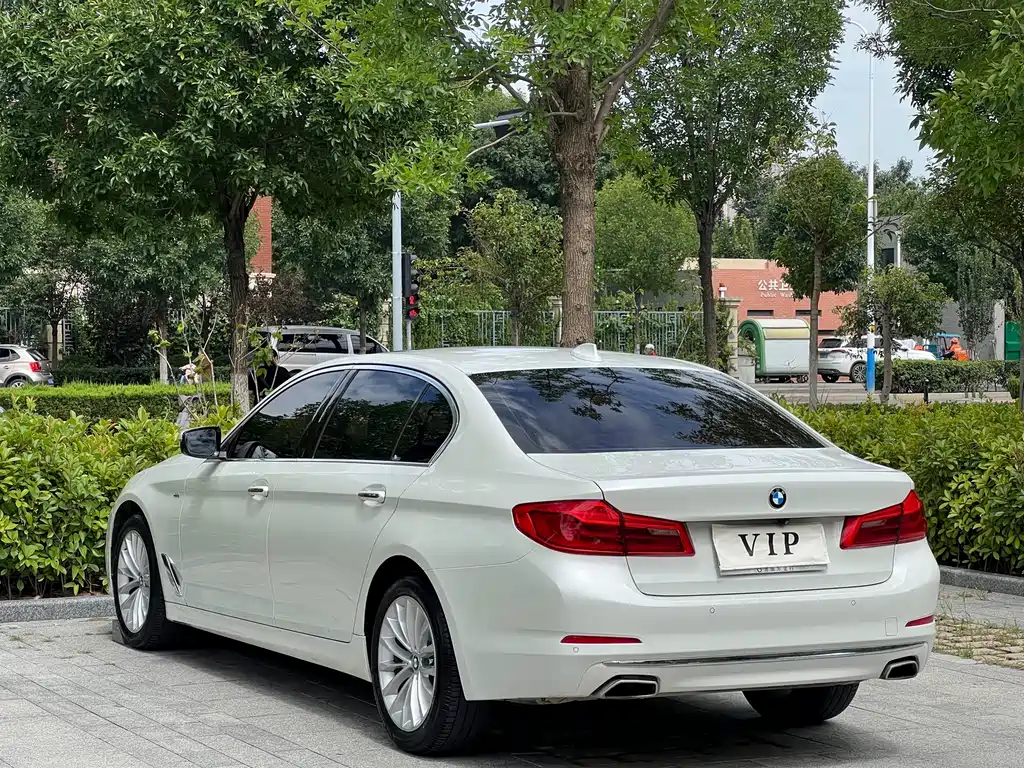 BMW 5 Series — миниатюра 6