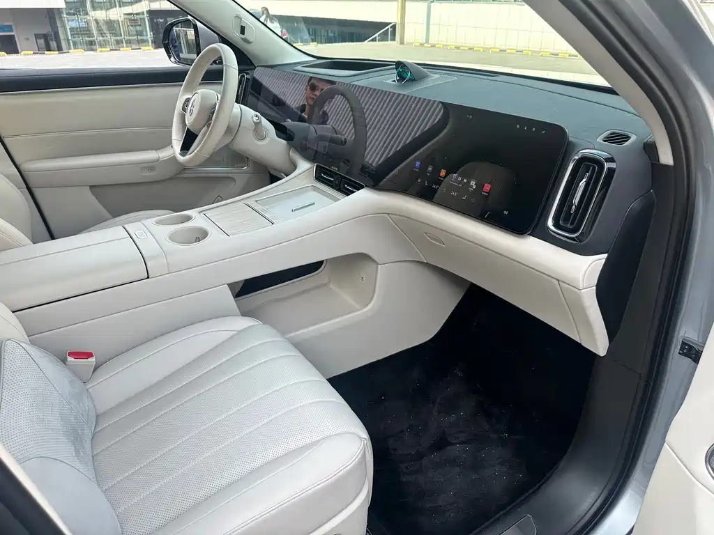 AITO ASK THE WORLD M8