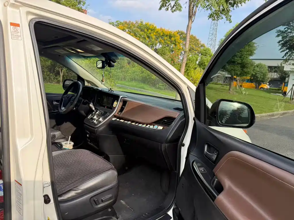 Toyota Sienna — миниатюра 13