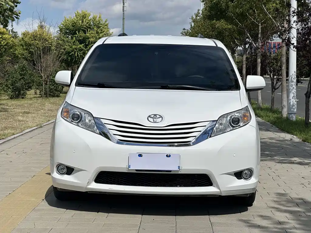 Toyota Sienna — миниатюра 2