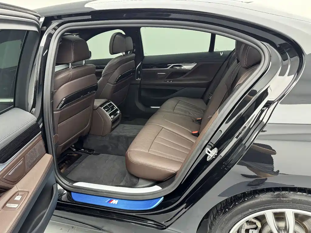 BMW 7 Series — миниатюра 17