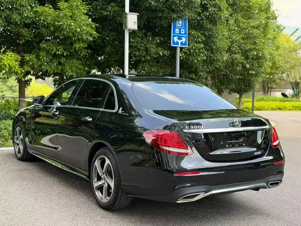 Mercedes-Benz E-Class — миниатюра 9