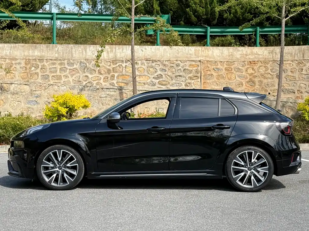 Lynk & Co 02 Hatchback — миниатюра 4