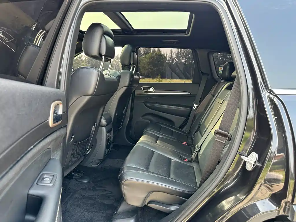 Jeep Grand Cherokee (Import) — миниатюра 10