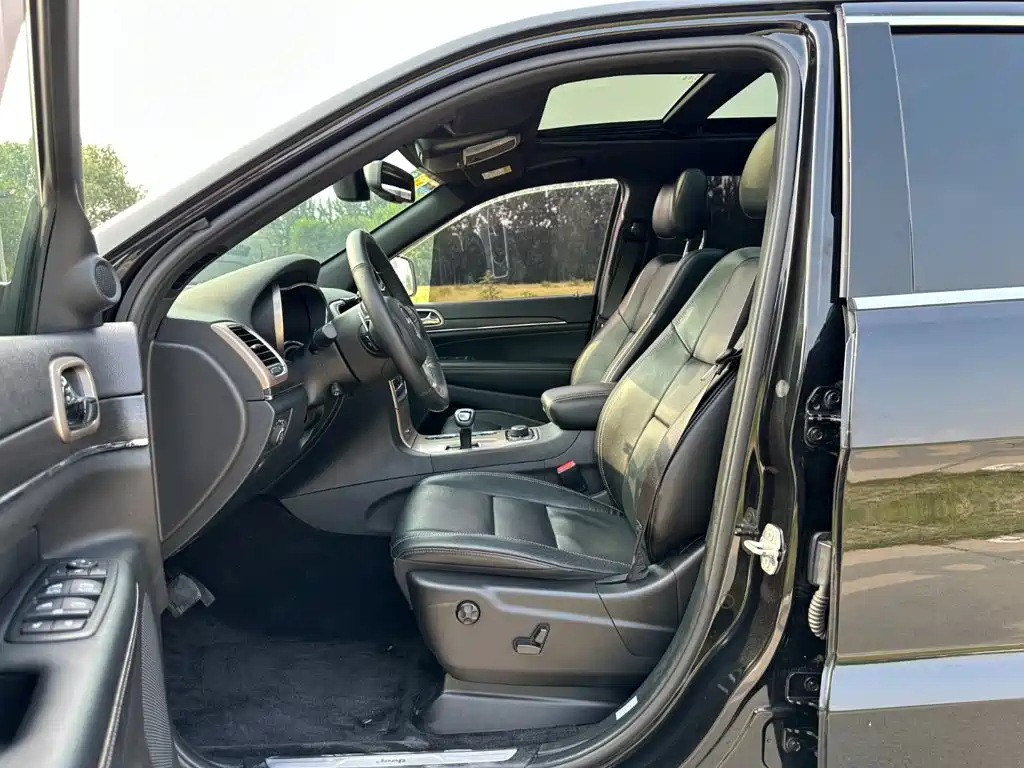 Jeep Grand Cherokee (Import) — миниатюра 9