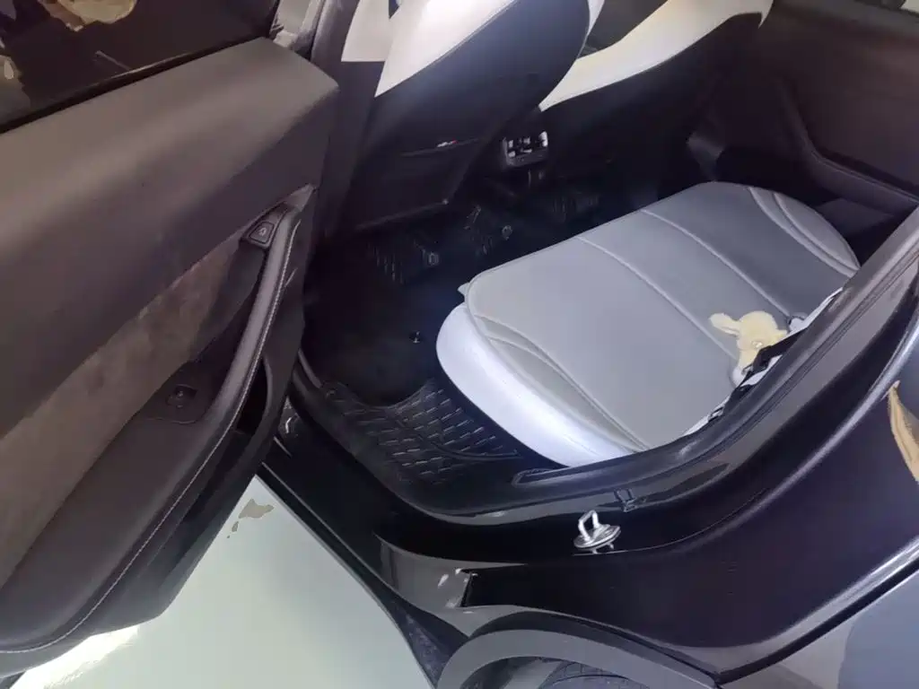 Tesla Model Y — миниатюра 17