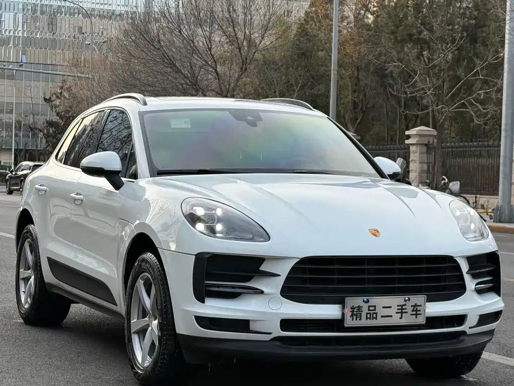 PORSCHE MACAN