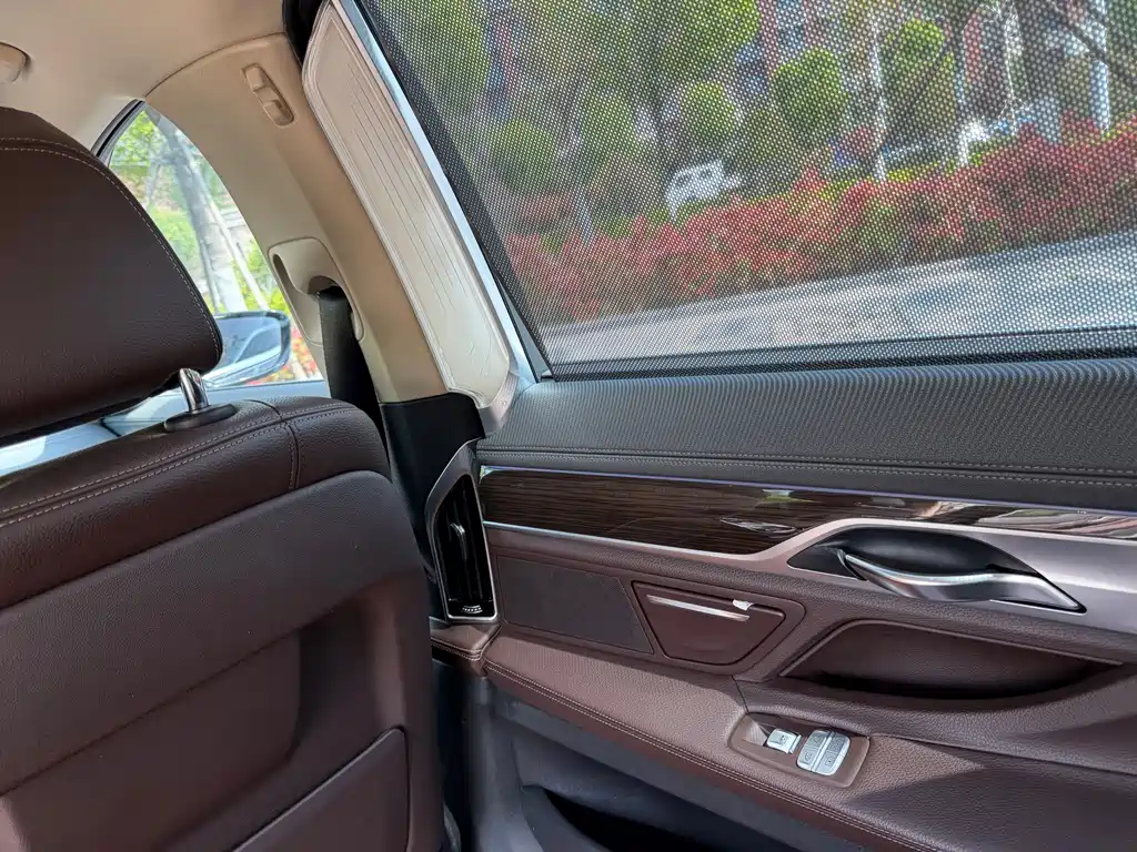 BMW 7 Series — миниатюра 9
