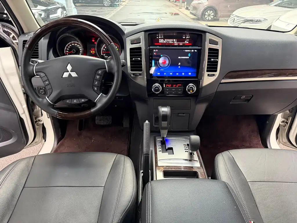 Mitsubishi Pajero (Import) — миниатюра 13