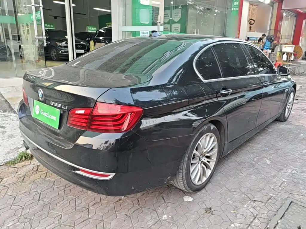 BMW 5 Series — миниатюра 7
