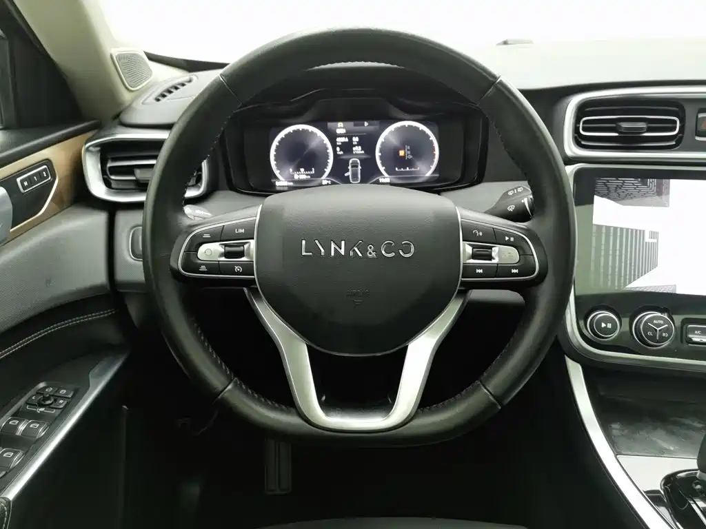 Lynk & Co 01 — миниатюра 11