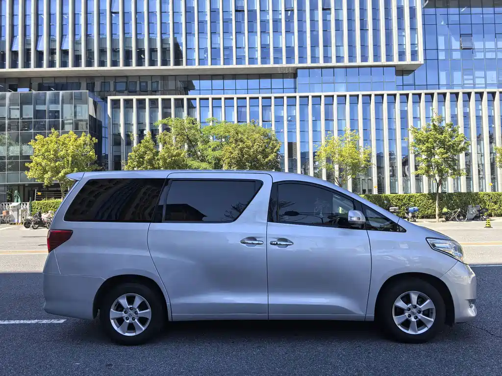 Toyota Alphard — миниатюра 8
