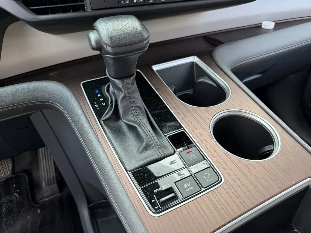 Toyota Granvia — миниатюра 9