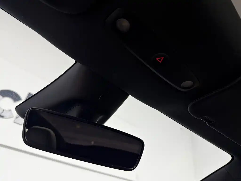 Tesla Model Y — миниатюра 13