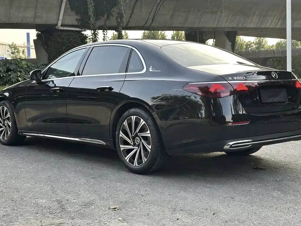 Mercedes-Benz E-Class — миниатюра 11
