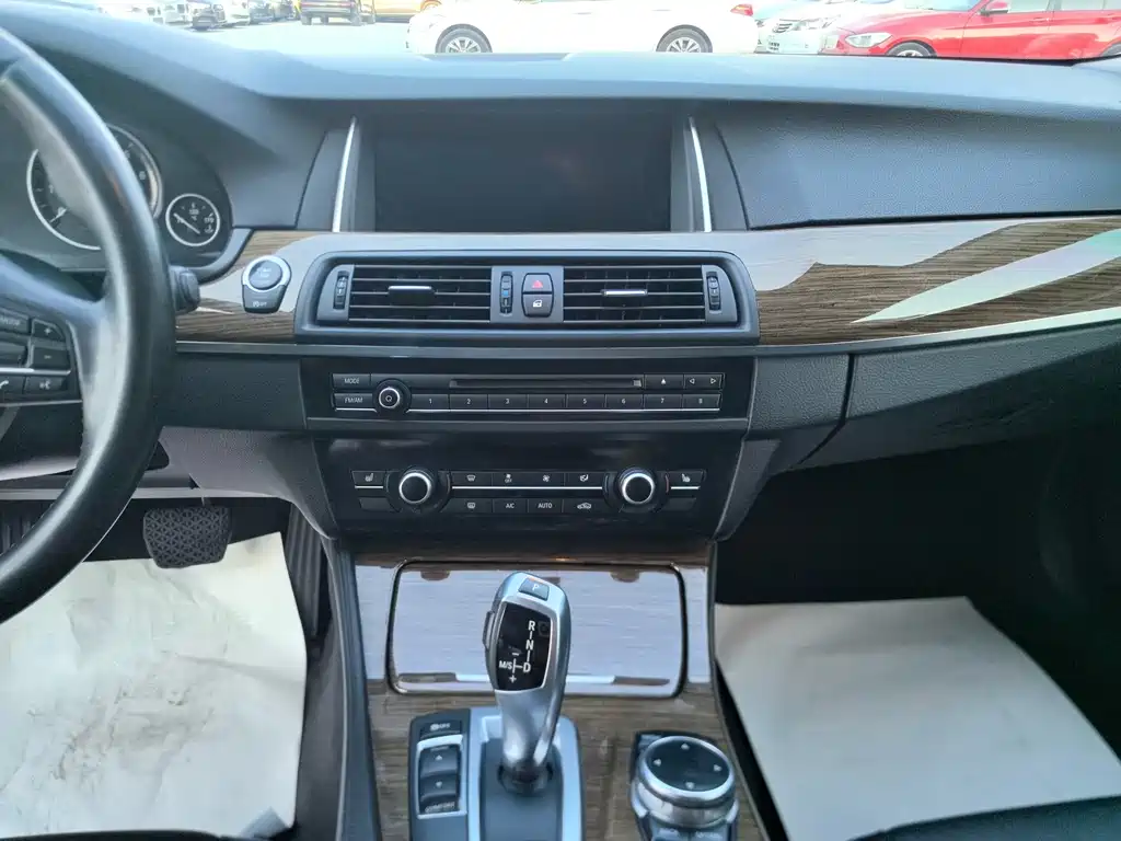 BMW 5 Series — миниатюра 7
