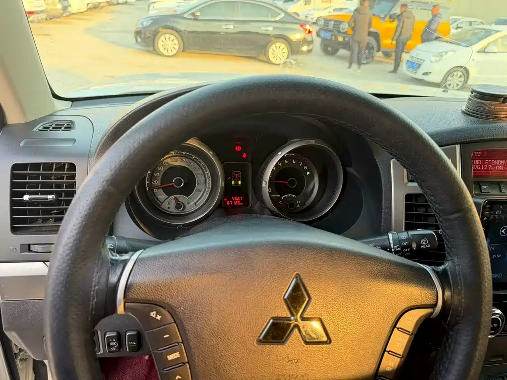 Mitsubishi Pajero (Import) — миниатюра 7