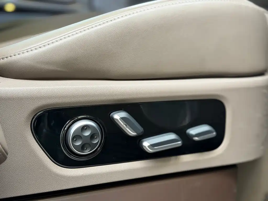 AITO ASK THE WORLD M9