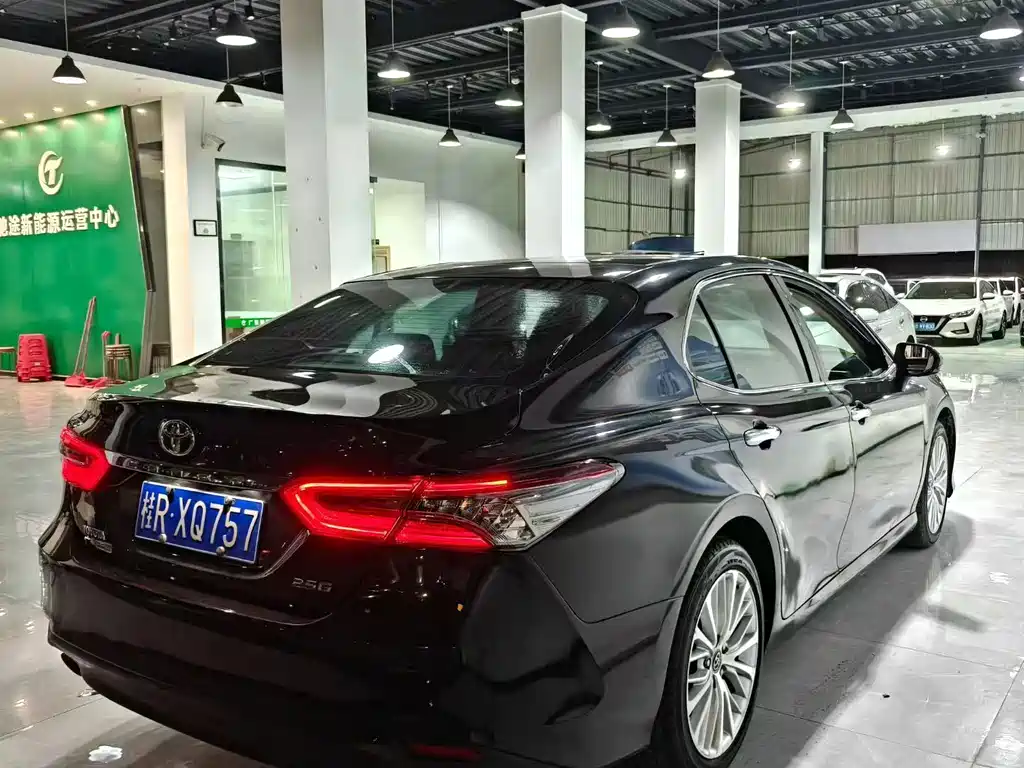Toyota Camry — миниатюра 7