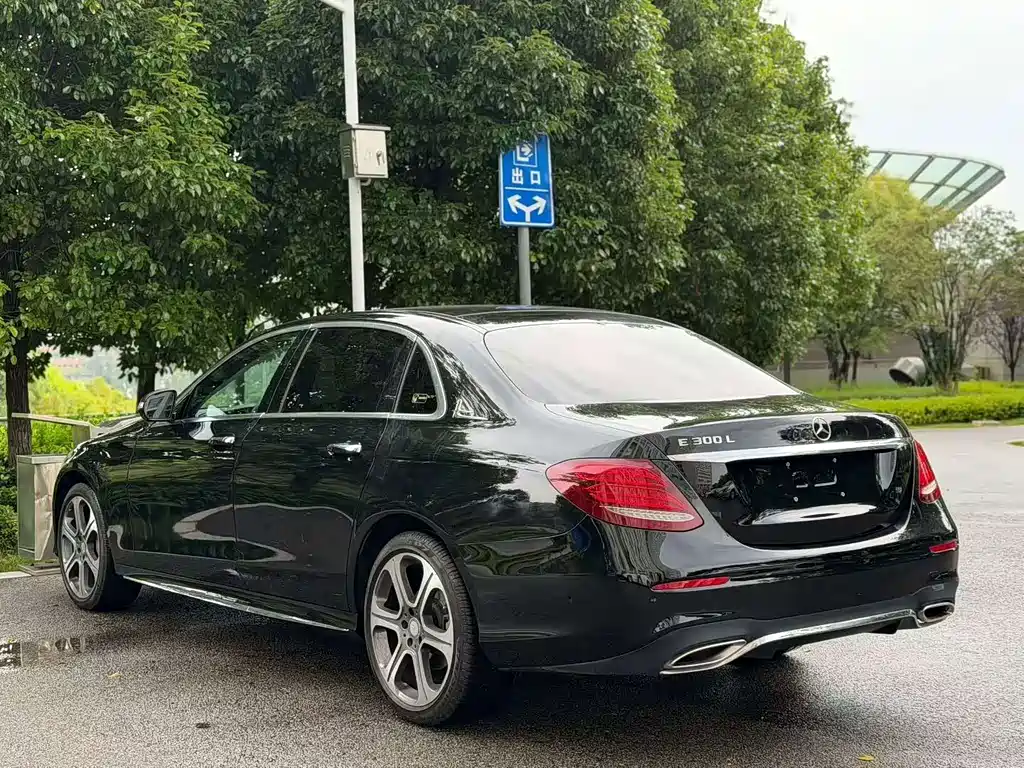 Mercedes-Benz E-Class — миниатюра 9