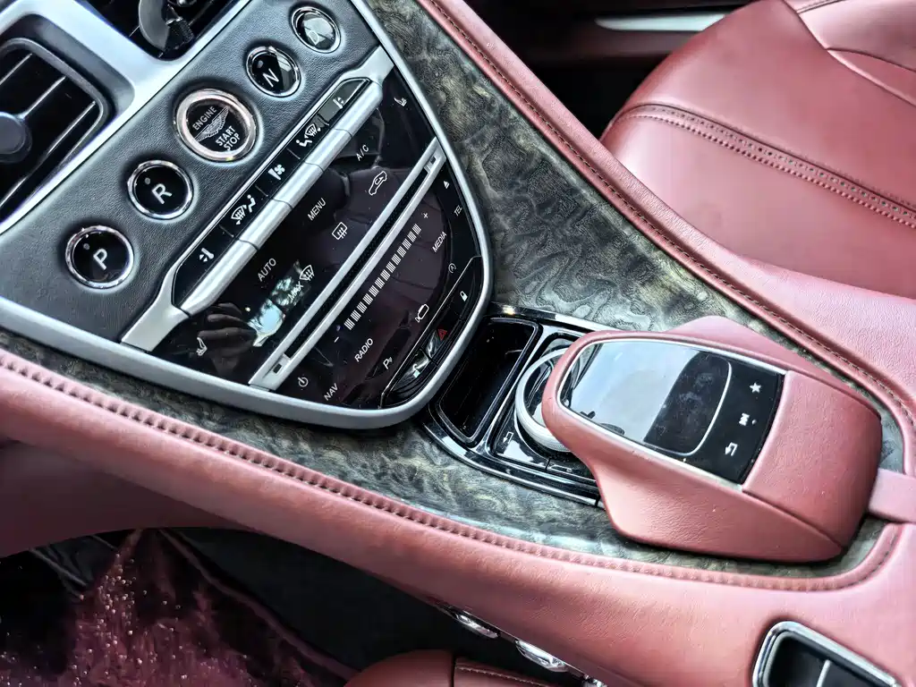 Aston Martin DB11 — миниатюра 25