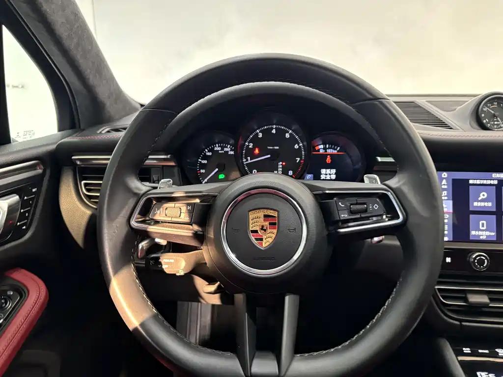 PORSCHE MACAN