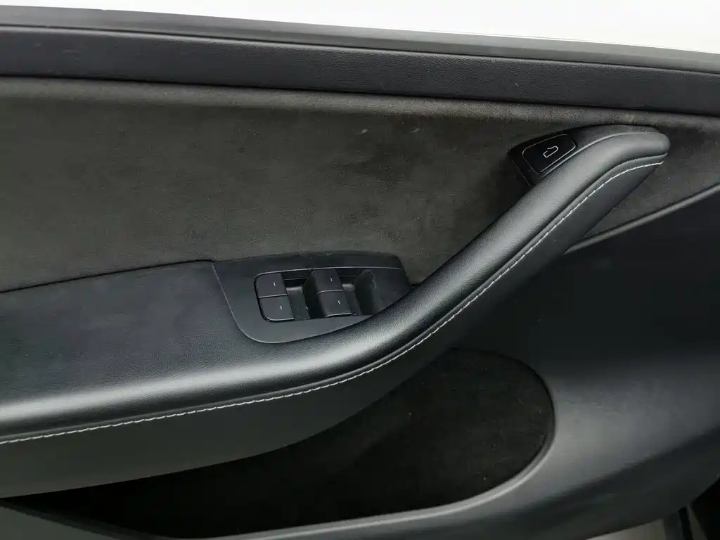 Tesla Model Y — миниатюра 9
