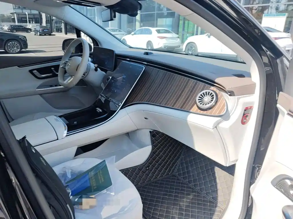 Mercedes-Benz EQE SUV — миниатюра 9