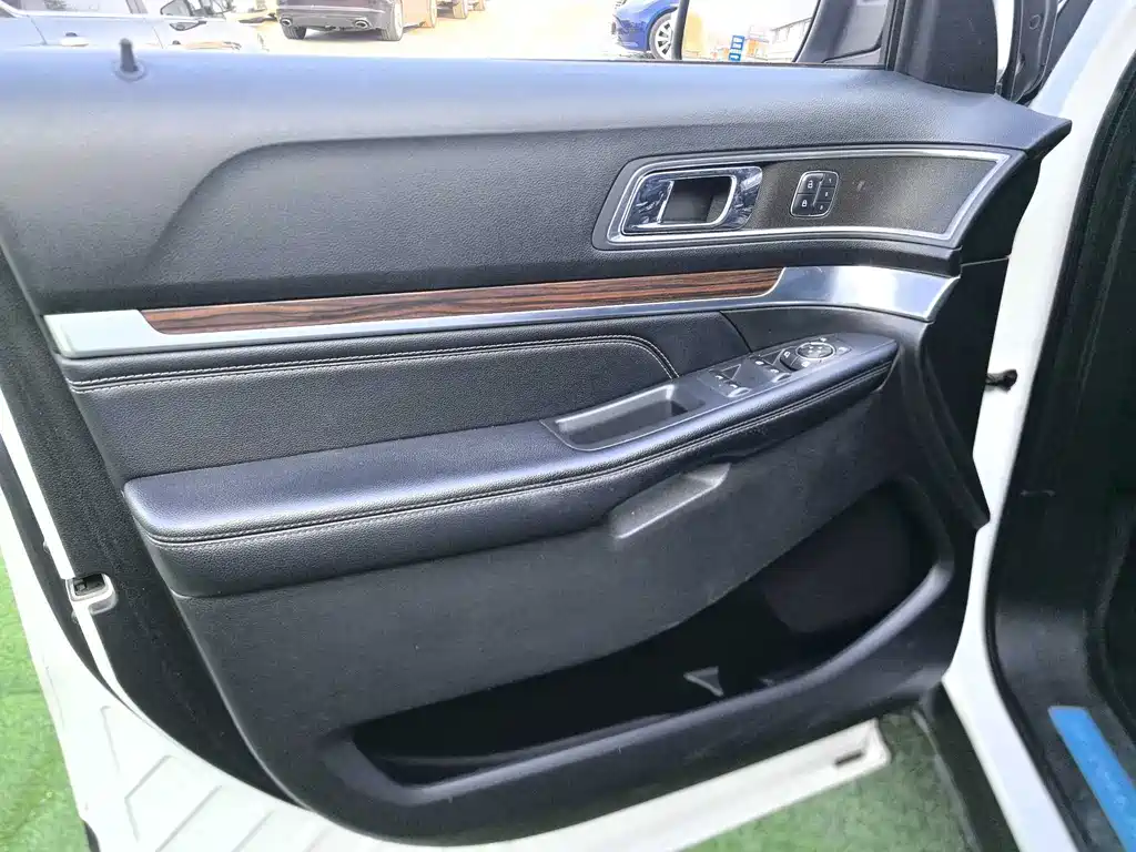 Ford Explorer (Import) — миниатюра 5