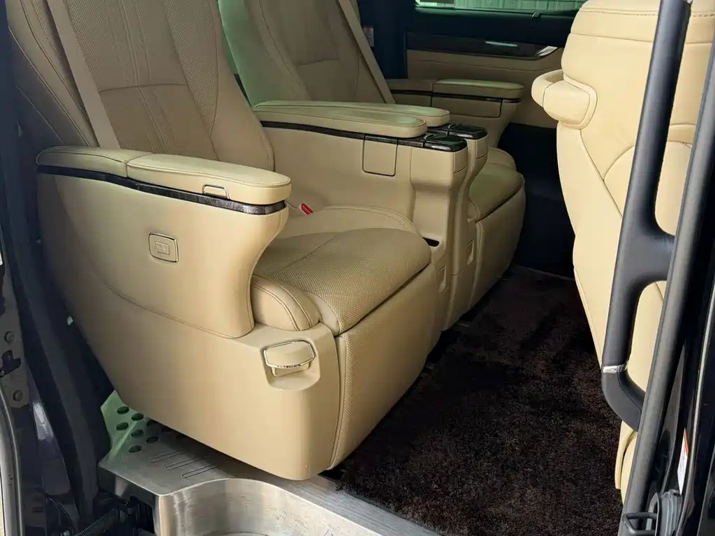 Toyota Alphard — миниатюра 7