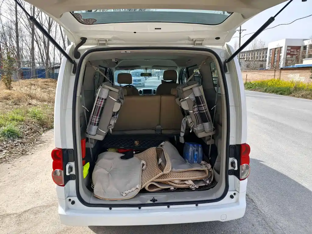 NISSAN NV200