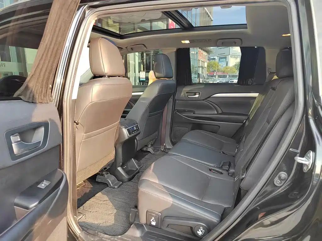 Toyota Highlander 2021 2.0T Luxury 7 мест