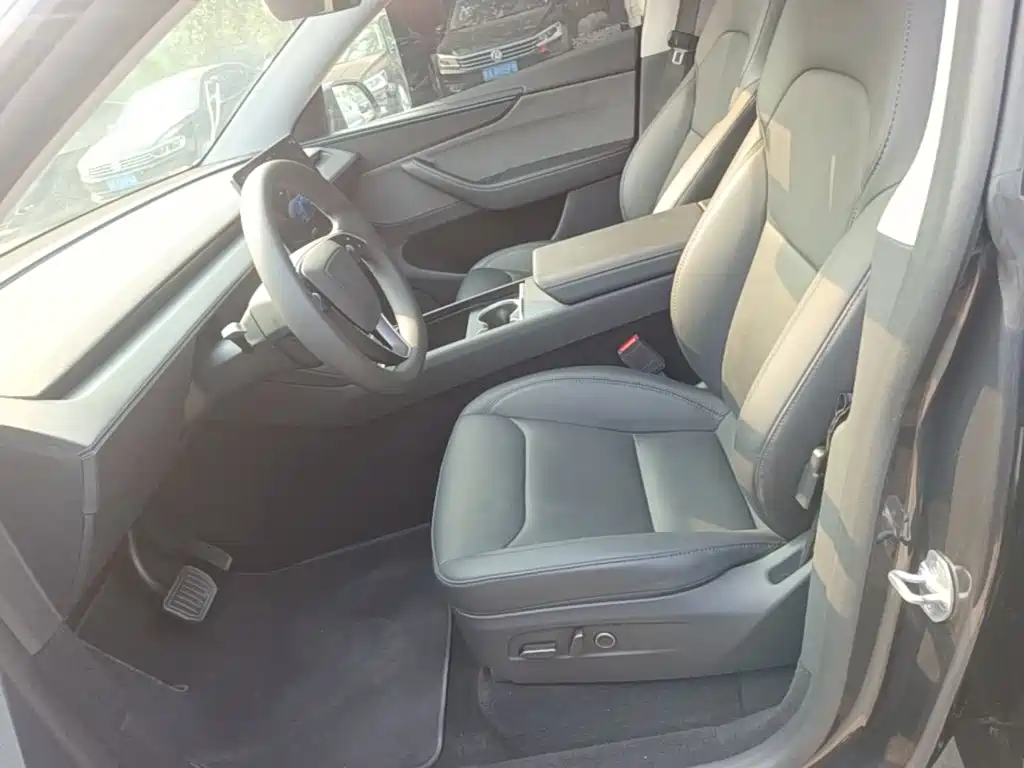 Tesla Model Y — миниатюра 15