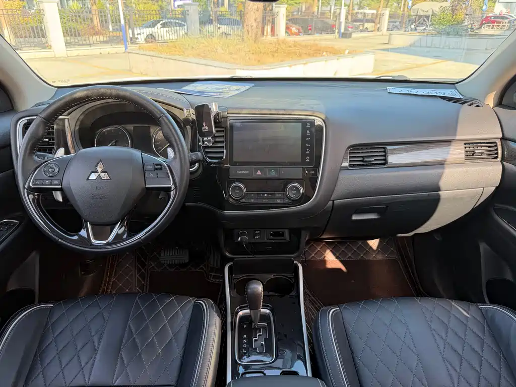 MITSUBISHI OUTLANDER