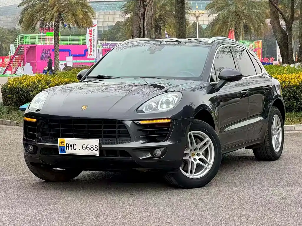 PORSCHE MACAN