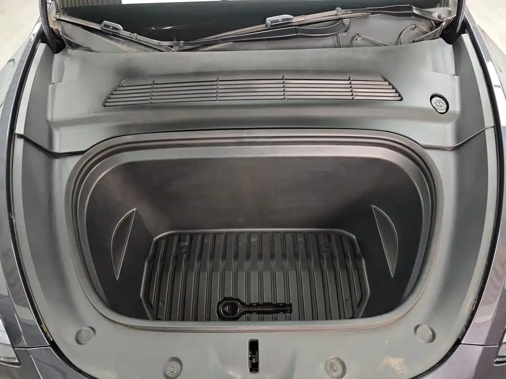 Tesla Model Y — миниатюра 18