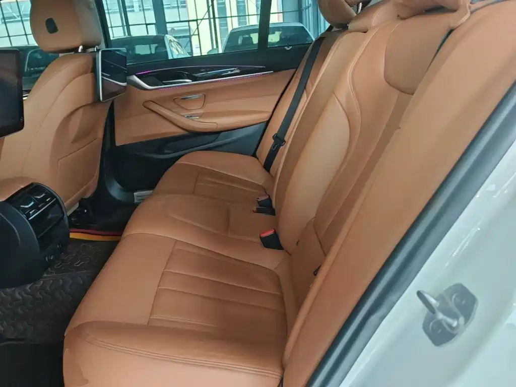 BMW 5 Series — миниатюра 17