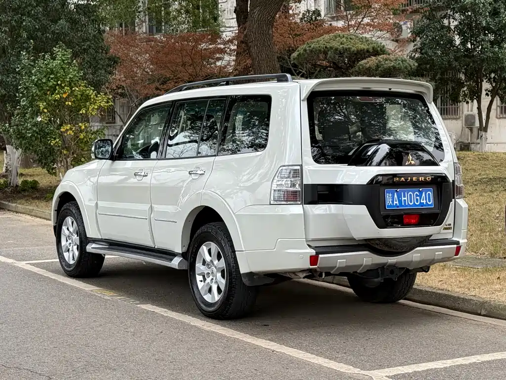 MITSUBISHI PAJERO